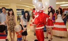 Hohoho, Santai Claus Keliling Mall dan Membagikan Hadiah Natal
