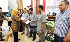 Menteri Khofifah Berikan Langsung Hadiah Kepada Para Pemenang Lomba Foto Kemensos