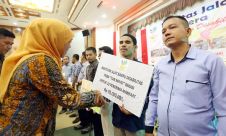 Mensos Khofifah Berikan Bantuan kepada Para Penyandang Disabilitas