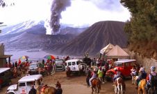 Aktivitas Erupsi Gunung Bromo Memikat Turis Lokal dan Asing