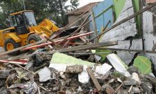 Bangunan-bangunan Liar di Kawasan Arcamanik Bandung Dibongkar