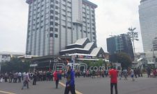 Ratusan Warga Memadati Jl MH Thamrin Pasca Aksi Teror Bom