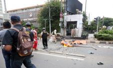 Petugas Kepolisian Evakuasi Korban Bom Thamrin dan Lakukan Penyisiran