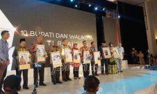Sejumlah Kepala Daerah Berprestasi Raih Penghargaan Jawa Pos Group Awards