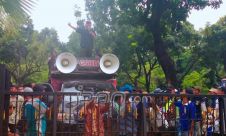 Tukang Becak Berdemo di Depan Kantor Balai Kota DKI Jakarta