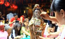 Warga Tionghoa Beramai-ramai Bersihkan Patung Dewa