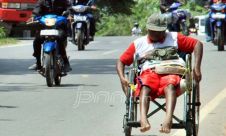 Demi Kesehatan, Bapak ini Rela Tempuh Puluhan Kilometer dengan Kursi Roda