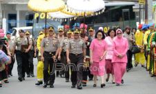 Berkunjung ke Polda Lampung, Kapolri Disambut Tarian dan Baju Adat