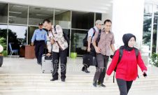 Geledah DPRD Banten, Petugas KPK Bawa Pulang Satu Koper