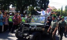 Diarak, Bupati dan Wakil Bupati Trenggalek Disambut Antuasias Warga