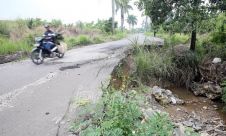 Rusak Parah, Jalan Akses Menuju Hambalang Rawan Longsor