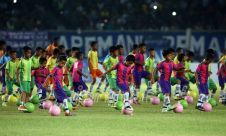 Lihat Nih Aksi Pesepakbola dan Polisi Cilik di Final Torabika Bhayangkara Cup 2016