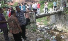 Buang Sampah ke Sungai, H Acep Purnama Marah