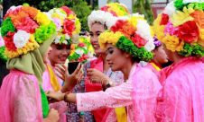 Karnaval Gadis Ngarot Sambut HUT Kabupaten Indramayu ke-489