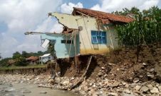 Disapu Banjir, Bangunan Sekolah di Cirebon Nyaris Tak Tersisa