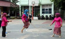 Hut Kota Jambi, Guru dan Siswa Gelar Permainan Tradisional