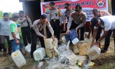 Lakukan Penggrebekan, Polisi Langsung Musnahkan Miras