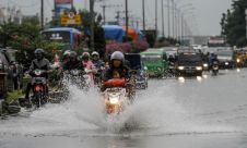 Diguyur Hujan, Jalan HR Soebrantas Pekanbaru Tergenang