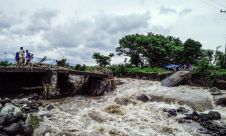 Dihantam Banjir, Jembatan Labuan Pandan Porak-poranda