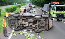 Pecah Ban, Mobil Buah Terbalik di Tol Tangerang-Merak