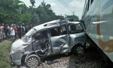 Dicium Kereta, Mobil APV Nyaris Tak Berbentuk