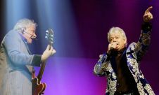 Rayakan 40th Anniversary, Air Supply Bawakan 16 Lagu