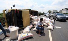 Pecah Ban, Truk Pengangkut Beras Terbalik di Tol