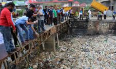 Hari Air se-Dunia, Warga Papua Bersihkan Kali Bersama