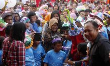 Bu Risma Jalan Sehat Bersama 1200 Anak Autis