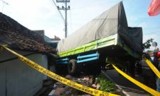 Rem Blong, Truk Beras Hantam Rumah Warga