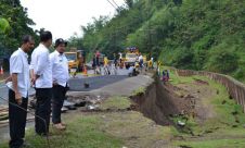 Jalur Penghubung Kuningan-Cirebon Amblas