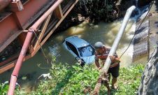 Gara-gara Mengantuk, Mobil Masuk Sungai