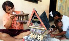 Kerajinan Lampu Hias Rumah Adat