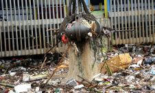 Pintu Air Manggarai Menjadi Tumpukan Sampah