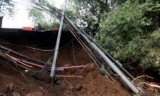 Jembatan Cisadane Jalan Darul Quran Longsor