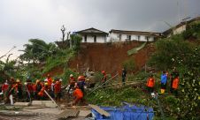 Pencarian Korban Tertimbun Tanah Longsor di Bogor