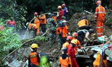 Pencarian Korban Longsor di Jalur Perlintasan KA Bogor-Sukabumi