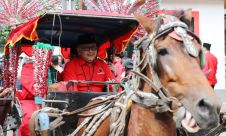 Mendaftarkan Bacaleg ke Kantor KPU, PDIP Pawai Budaya