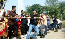 Anies Baswedan Ikut Lomba HUT RI