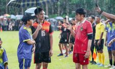 Jokowi & Kaesang Main Bola Bareng Anak-Anak saat Hujan Deras