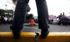 Demo di Depan Gedung DPR Menyuarakan Dukungan Hak Angket