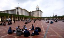 Aktivitas Warga Saat Bulan Ramadan di Masjid Istiqlal
