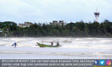 Ombak Besar di Pantai Jakat