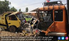 Adu Banteng, Dua Truk Langsung Ringsek