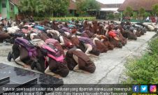 Lulus, Ratusan Siswa SMP di Banyumas Sujud Syukur