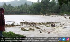 Luapan Sungai Bone Menyebabkan Jembatan Putus