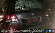 Massa Hancurkan Mobil Dinas Bupati Mimika