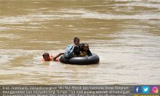 Demi Cita-cita, Adik-adik ini Seberangi Sungai