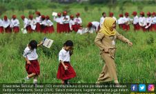 Siswa - siswi Sekolah Dasar Rayakan Hari Buku