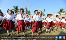 Pertamina Bantu Siswa Tidak Bersepatu Di Sekolah